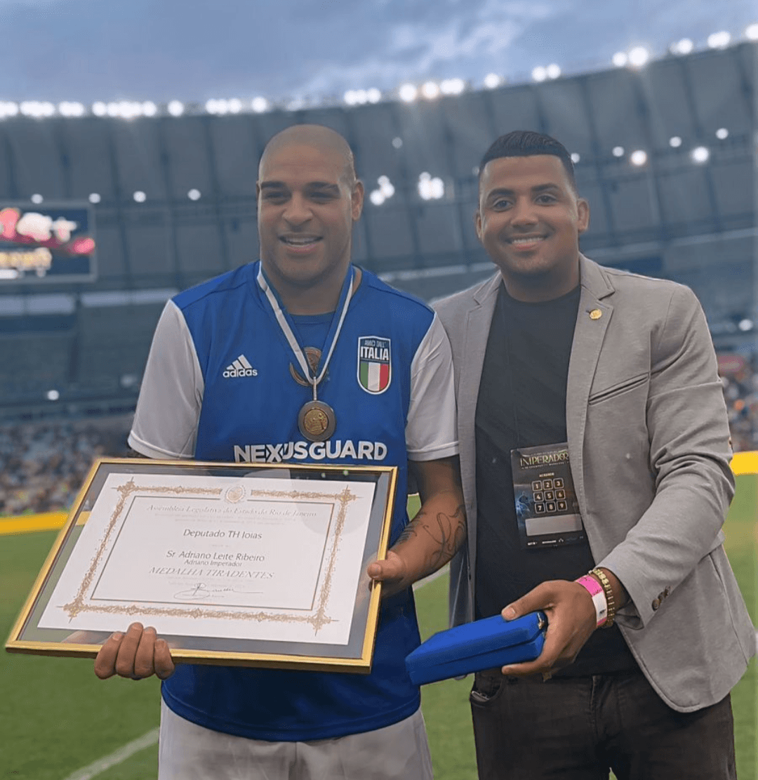 Jogador Adriano Imperador recebe Medalha de Deputado Estadual no Brasil