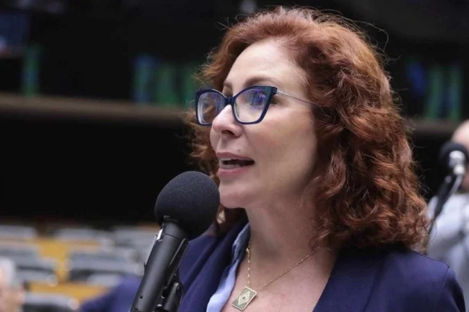 PGR pede prisão de Carla Zambelli e inclusão da deputada na lista da Interpol