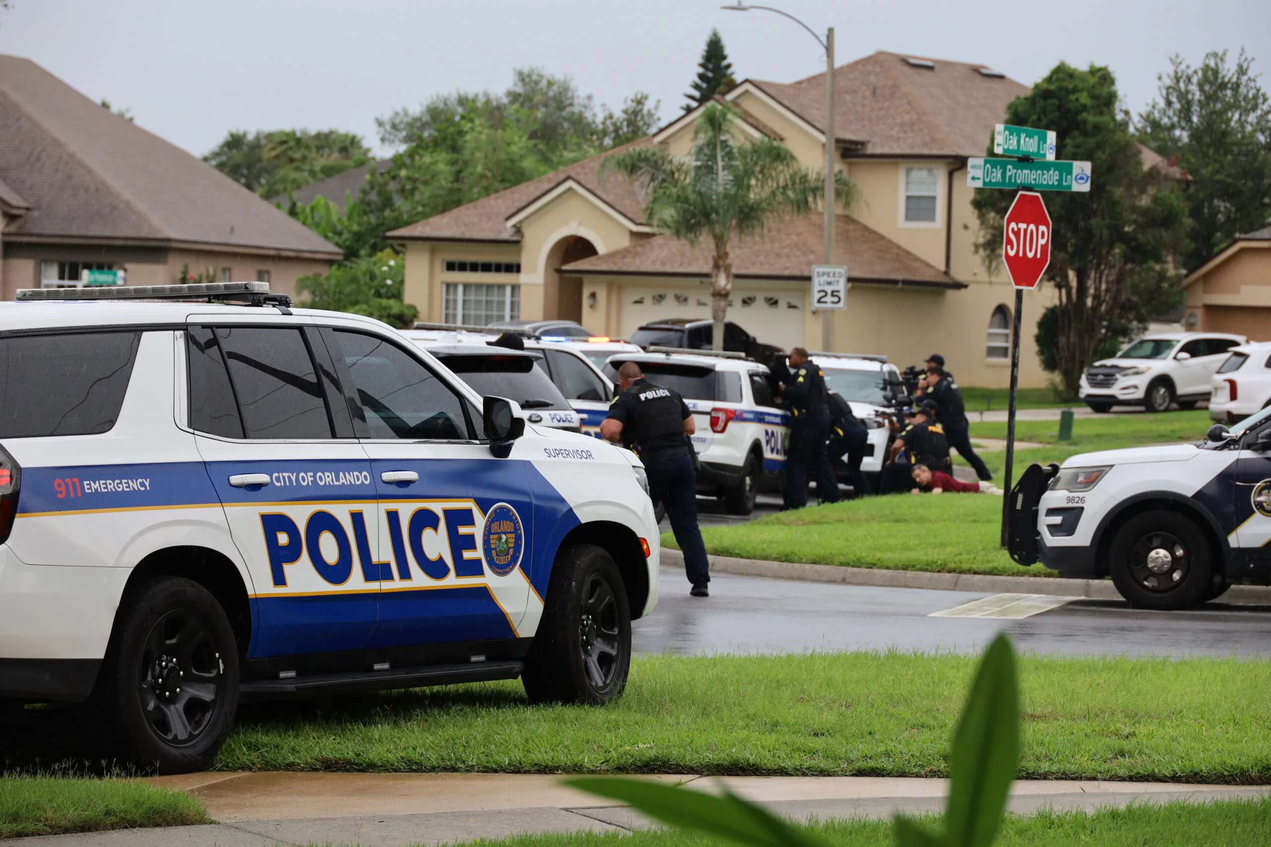 Policia de Orlando cerca casa na Dr phillips