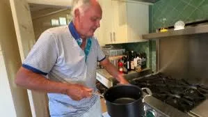 demitido do cargo de voluntário no Hospital de Veteranos de Palo Alto após documentar alimentos supostamente armazenados e servidos de forma insegura aos pacientes