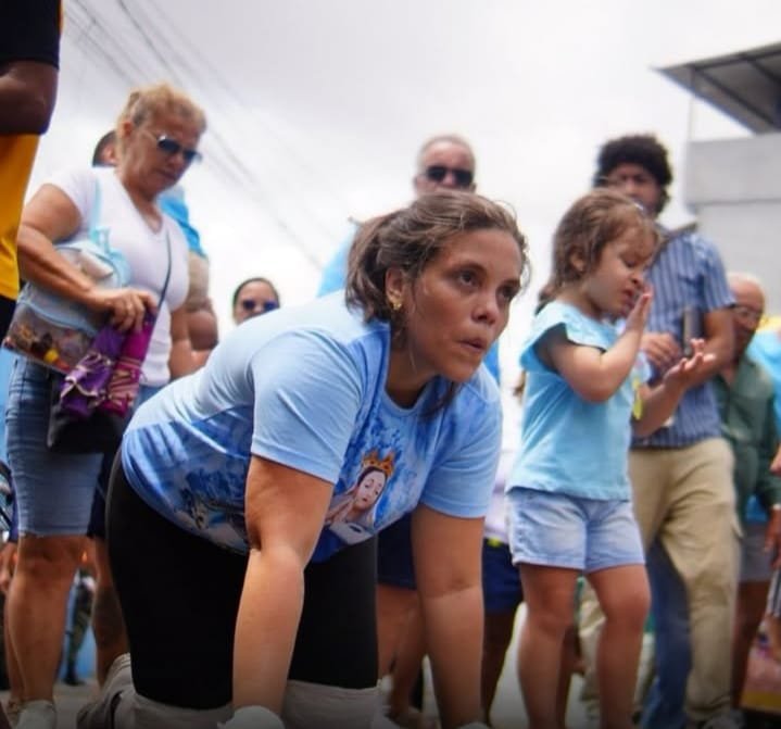 Mãe demonstra força e devoção ao subir Morro no Brasil de joelhos pela recuperação do filho