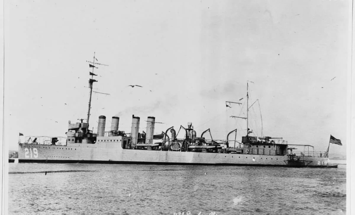 Um destróier da Segunda Guerra Mundial afundou com 200 homens a bordo em 1942. 82 anos depois, robôs o encontraram em posição vertical no fundo do oceano, praticamente intacto.