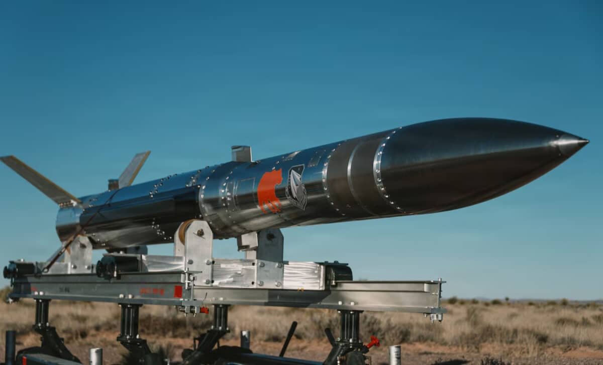 Os EUA testam um novo míssil que atingiu velocidade supersônica em um ano e pode mudar o rumo da corrida hipersônica.