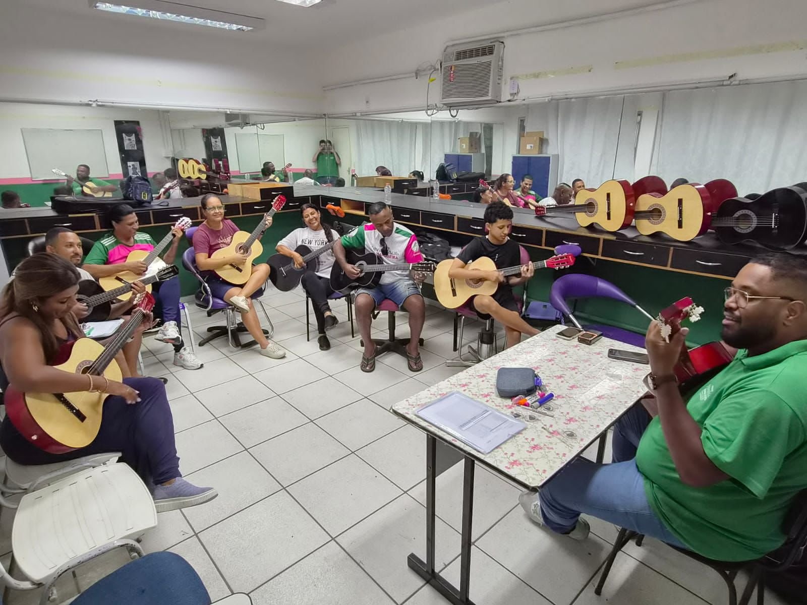 Oficinas Carnavalescas&nbsp; na Estação Primeira de Mangueira encerram ciclo com mais de mil jovens beneficiados no Brasil