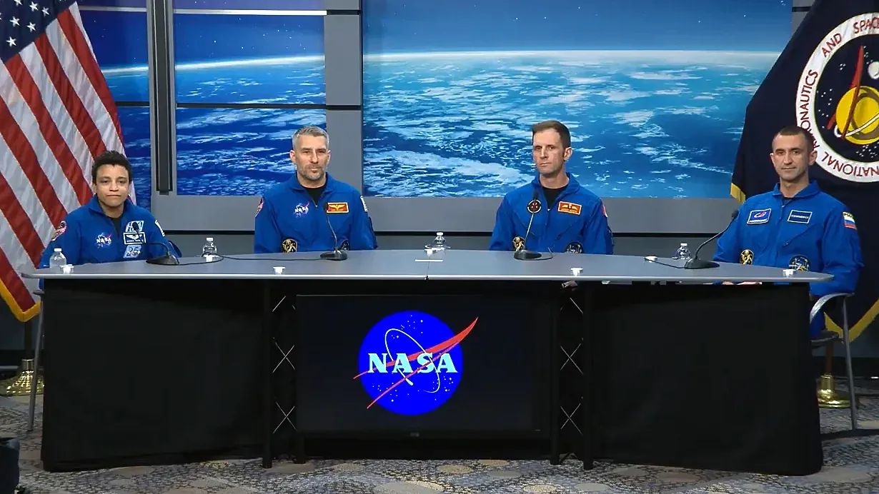 Preparativos para caminhada espacial e pesquisa de saúde na estação espacial enquanto a NASA apresenta a missão Crew-13 da SpaceX.